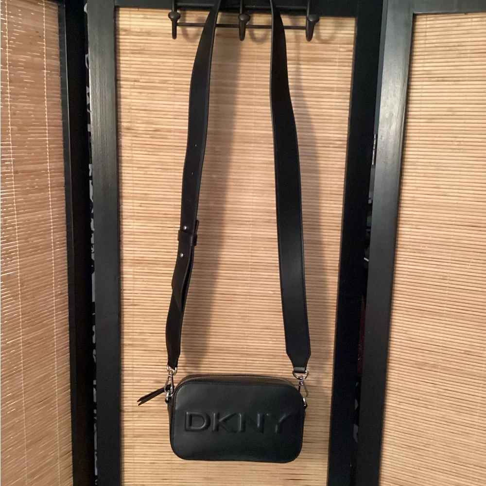 ♦️ DKNY Black Crossbody Camera Bag NWOT adjustable strap travel box style
